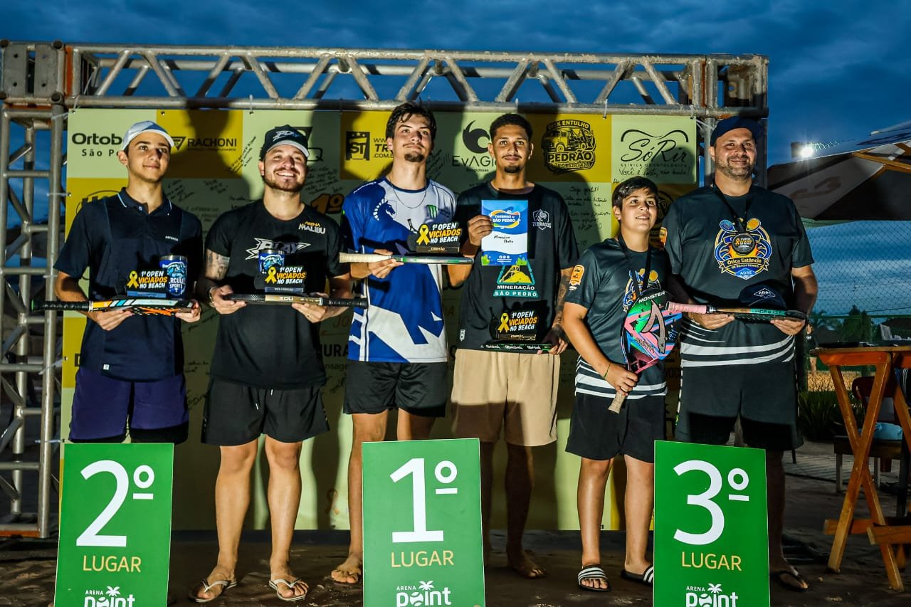 Atletas no pódio masculino do 1º Open VNB à noite