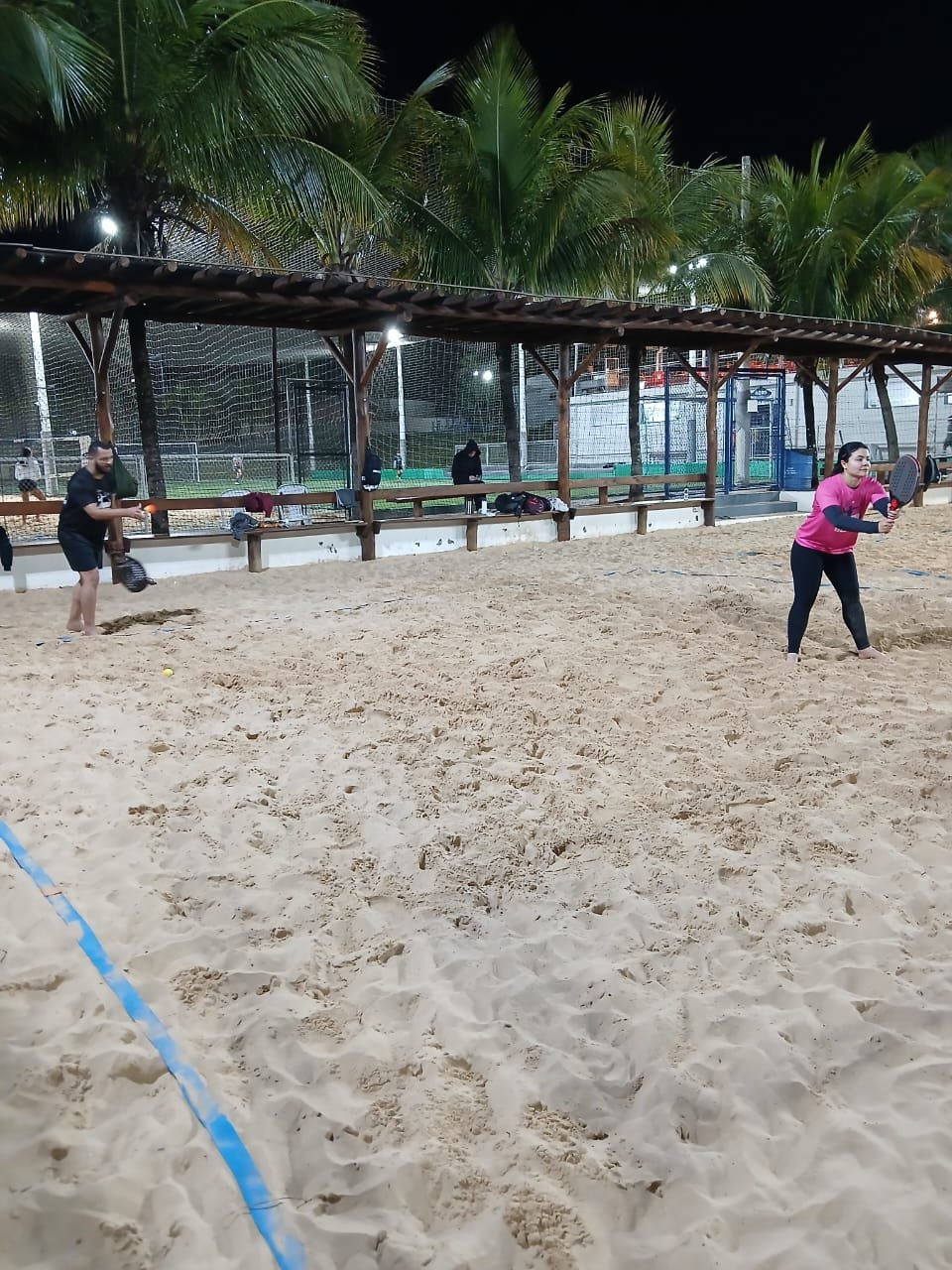 Dupla joga beach tennis à noite no primeiro torneio VNB