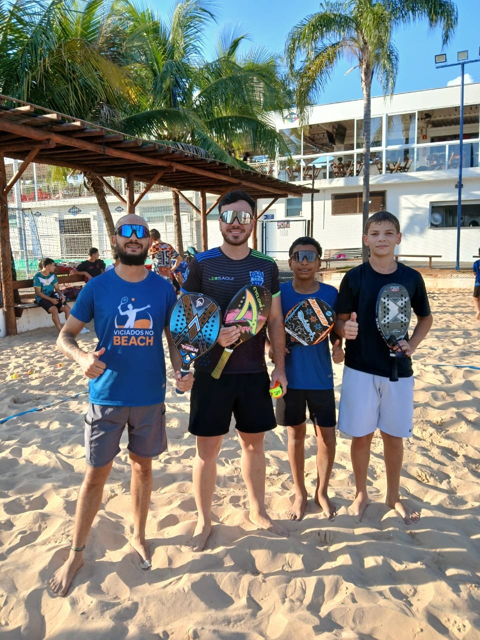 Participantes do primeiro torneio VNB reunidos na quadra durante o dia