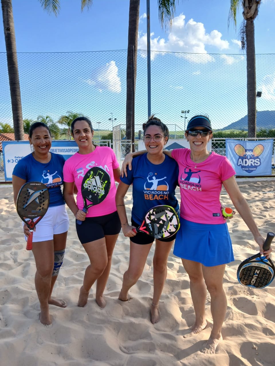 Quatro jogadoras com raquetes no primeiro torneio VNB