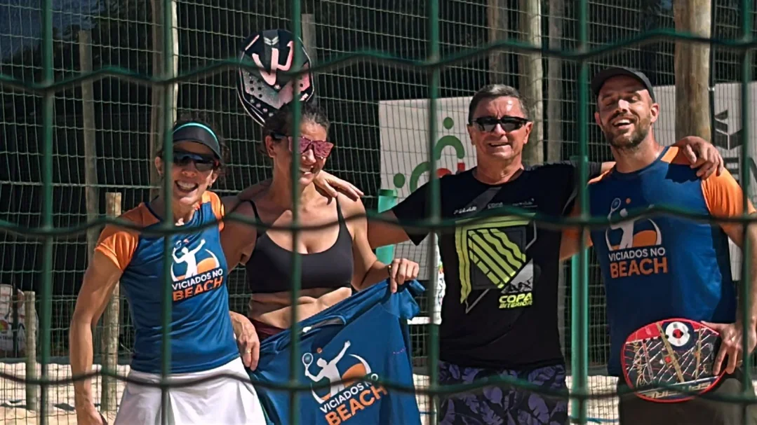 Quatro amigos VNB sorriem perto da rede