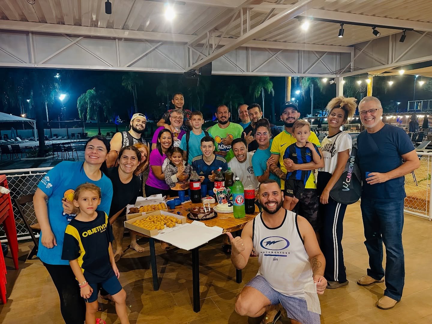 Famílias e amigos reunidos para confraternizar à noite