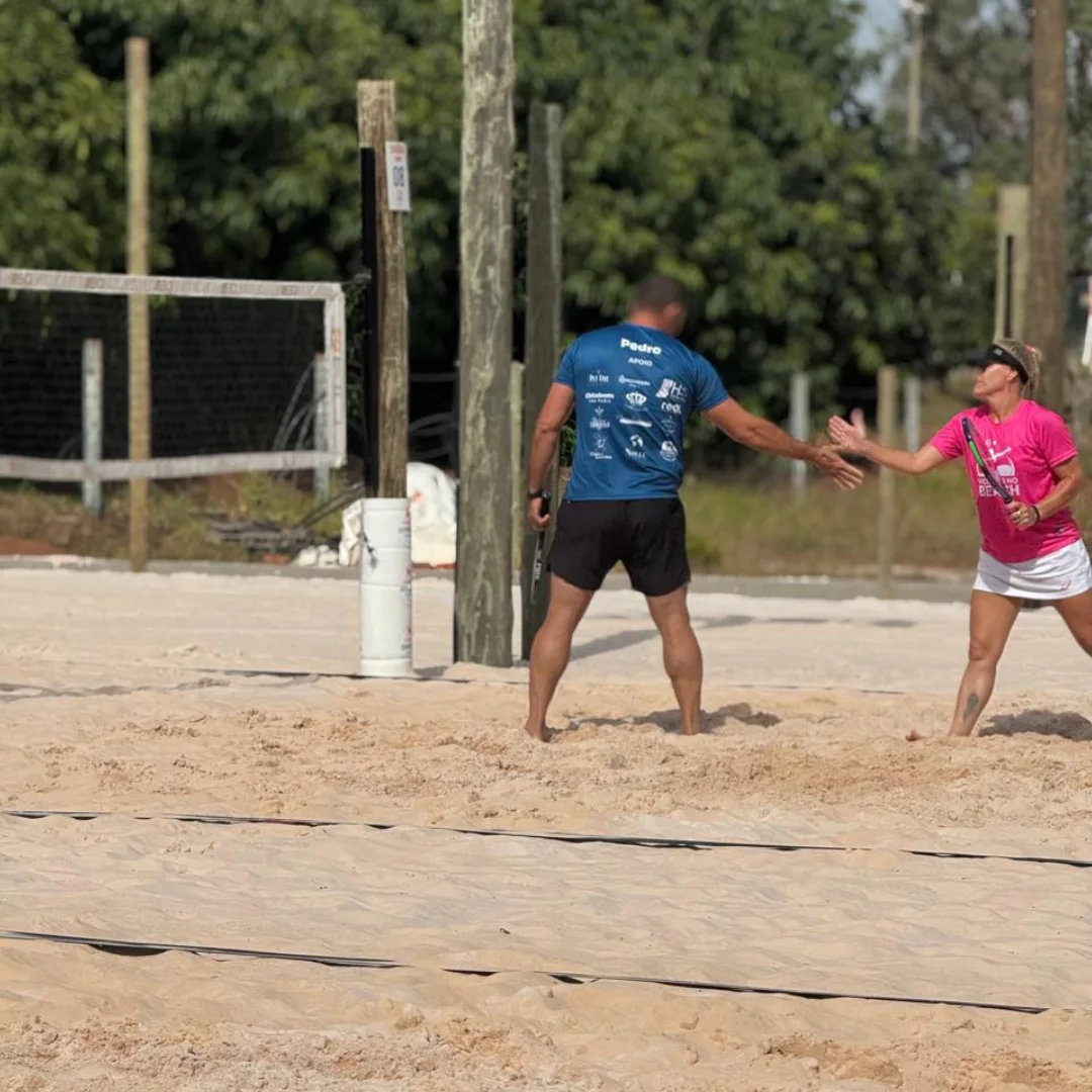 Dois atletas se cumprimentam após a partida