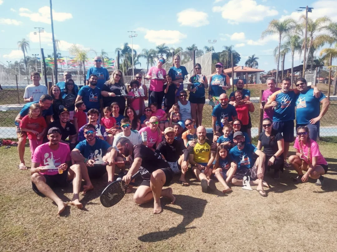 Pessoas da comunidade VNB reunidas na quadra