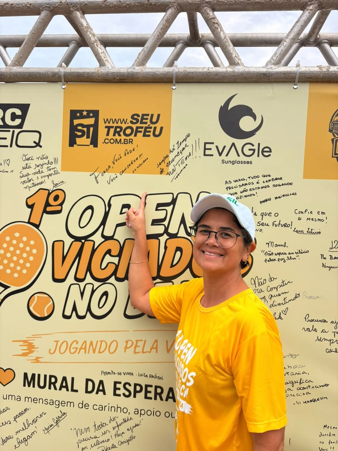 Participante junto ao Mural da Esperança do 1º Open