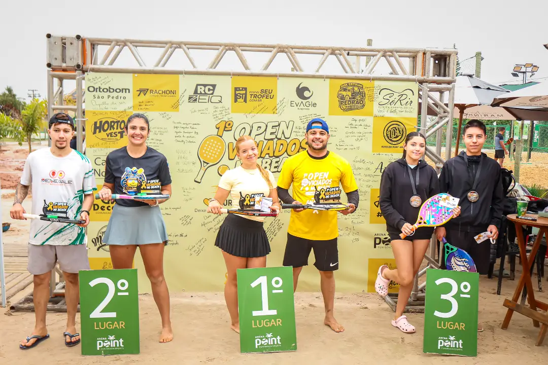 Atletas reunidos no pódio da categoria mista iniciante do Open